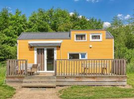Yellow Tiny House with shared pool, hotel v destinaci Zeewolde