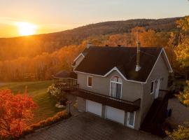 Intimate Apartment with Scenic Views, Hotel in Baie-Saint-Paul