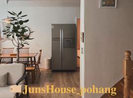 Juns House 대인원 수용 가능, 2층 복층 주택, 테라스보유, 가족숙소 적합, hôtel à Pohang