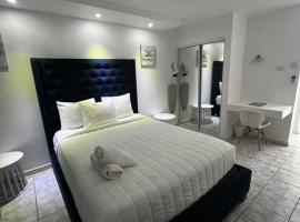 Douglas Highway Inn Hotel, hotel v destinaci Cabo Rojo