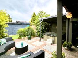Buddha style family house & jacuzzi & sauna near Amsterdam, hotel v destinaci Vijfhuizen