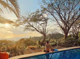 Lodge Mirador - Great Swimming pool - Kitchen - BBQ - Netflix, hotel in Tajo Alto