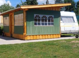 GyenesCamping Wohnwagen Knaus 1 Rechts、ギェネシュディアーシュのホテル