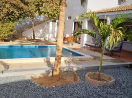 villa avec piscine, hotel en Somone