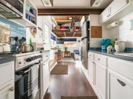 Ashore the Clouds Glamping awaits, hotel in Woodland Park