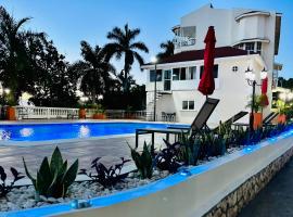 Falcon Oceanview 2br Condo-Airport Transportation Available-24-7Security、モンテゴ・ベイのホテル