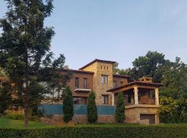 Private Pool Villa & Golf - Toscana House Khaoyai 4 Bedrooms 10 Guests, hotel in Ban Rai Khlong Sai