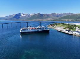 Risøyhamn Kafe, hotel in Risøyhamn