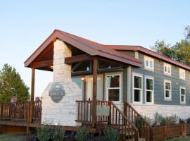 Beautiful Tiny Home Cabin perfect for families!,位于Jonah的酒店