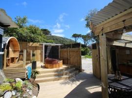 Delightful 1 bedroomed tiny house with sauna, hotel v destinaci Punakaiki