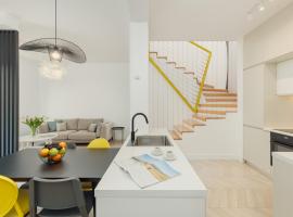 Mosaic Penthouse Condo with Sea View, Hotel in Risan