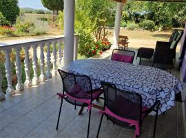 Charming cozy holliday house 2+2, hotel in Valtura