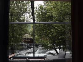 Waterfall Glamping Cabin – hotel w mieście Bihać