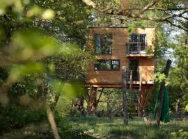 Domek na drzewie w Dolinie Uradu, hotel in Urad