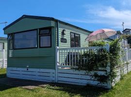 LOVELY BRIGHT MODERN CARAVAN SWANAGE on PEACEFUL AND TRANQUIL HOLIDAY PARK, hotel in Swanage
