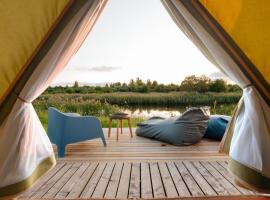Glamping Pop-Up Hotel - Fishing Village riverside holiday center, hotel i Pärnu