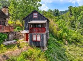 Cozy Luray Cabin w/ Views: Near Hiking Trails!