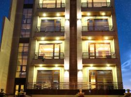 Hotel HC Grand near Indraprastha Apollo Hospital、ニューデリーのホテル