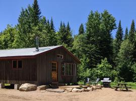 Meadowlark Cabin #5, hotel in Maynooth