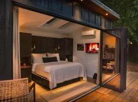 Glamping cabin with private deck and hot tub!