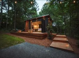 Glamping cottage with glass front and hot tub!