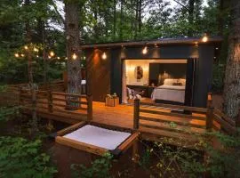 Luxury tiny cottage with deck hammock and hot tub!