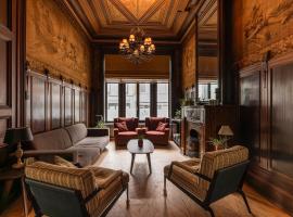 Luxueus vakantiehuis in hartje Ronse met 7 slaapkamers & badkamers, hotel in Ronse