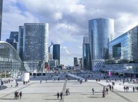 Paris La Defense - Modern Apartment with Jacuzzi,位于库尔布瓦的酒店