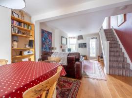 Chic 2-bedroom townhouse in vibrant Abergavenny, hotel in Abergavenny