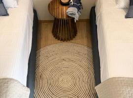 R&G luxury accommodation Varkiza, ξενοδοχείο στη Βάρη