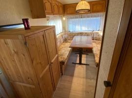 Schlichtes und gemütliches Mobilhome 114, hotel in Boltigen