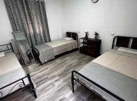 Casa independiente, espaciosa y luminosa, con terraza y patio, ideal para grupos de personas, Hotel in Málaga