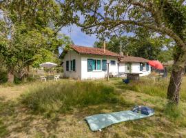 Petite maison rustique et atypique, Hotel in Hourtin