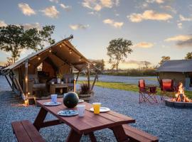 Roaring River Park's Scenic Outdoor Getaway、Cassvilleのホテル