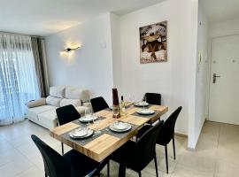 Luxury 3 bdr condo by the Beach, hotel em Benidorm