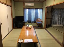 TSUKASA HOUSE Nearby meals shops and Station English OK Kumano Kodo quiet Private Room Luggage storage shipment 無料駐車場、田辺市のホテル
