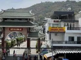 Trung Hiếu Hotel - bên cạnh Miếu Bà Chúa Xứ