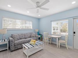 Creole Garden Cottage at Palmview Inn of Sanibel with Bikes, hotel in Sanibel