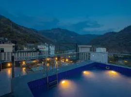 Perfectstayz Premium Laxmi Heritage with Rooftop Pool & Cafe