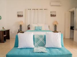 Villa Serenity Water View Suite Sleeps 3 w Pool, hotell i Providenciales