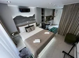 La Luna Petite Suite Deluxe with Free Jacuzzi, Bikes & Covered Parking
