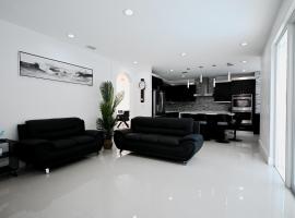 LuxOasis Getaway Minigolf, Pool, Beach, Chess, Jacuzzi, hotel in Tamiami