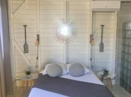 Petit bungalow Chez Angelo, hotel v destinaci Terre-de-Haut