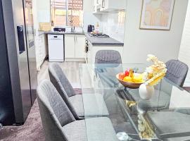 Queen of the Desert Villa 2 Bedrooms - Sleeps 4 Guests, hotel in Alice Springs