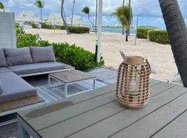 White Sand, Splendid 1 bedroom beachfront, Nettle Bay Beach Club, hotel din Baie Nettle