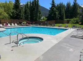 Whistler Blackcomb Cascade Lodge suite WIFI cable TV 2 hot tubs pool gym sauna bike & ski storage room