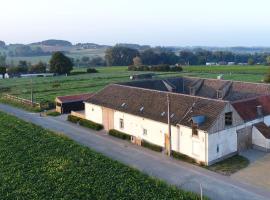 Square Shaped Farmhouse from 1713, hotel i Nieuwenhove