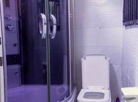 COZY and EXOTIC 3 BED 2 BATH WITH 24HRS LIGHT AND 20 MINS TO AIRPORT, ξενοδοχείο σε Agege