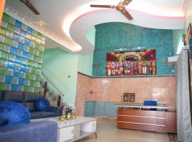 The HR STAY INN TIRUPATI - LUXURY HOMESTAY - NEAR ALIPIRI BUS STAND AND KAPILATEERTHAM - 24 HRS HOT WATER-150 MBPS SPEED FREE WIFI & ALL OTT APPS, hotel v destinaci Tirupati