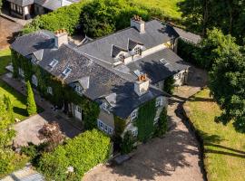 Secluded riverside farmhouse close to Center Parcs, hotel in Mullingar